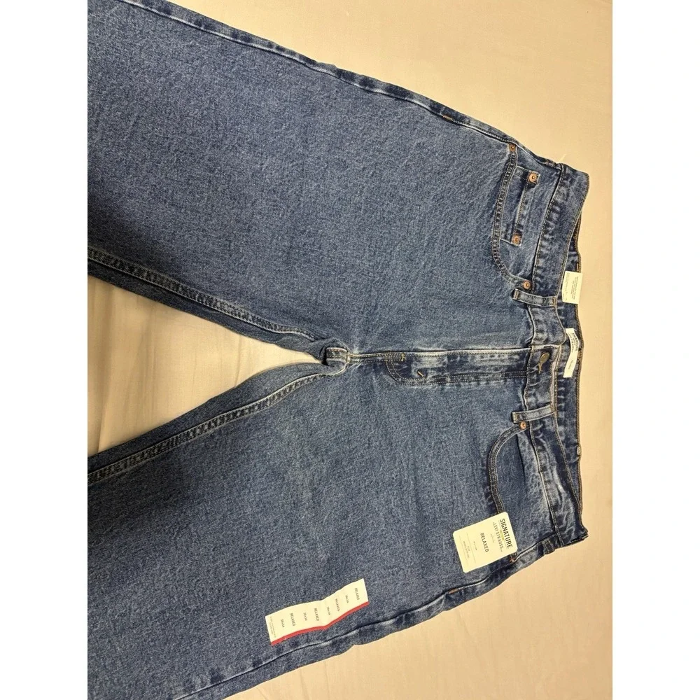 SIGNATURE Levi Strauss Gold-NWT-Women's Relaxed Flex Denim Blue Jeans-Size 38x34